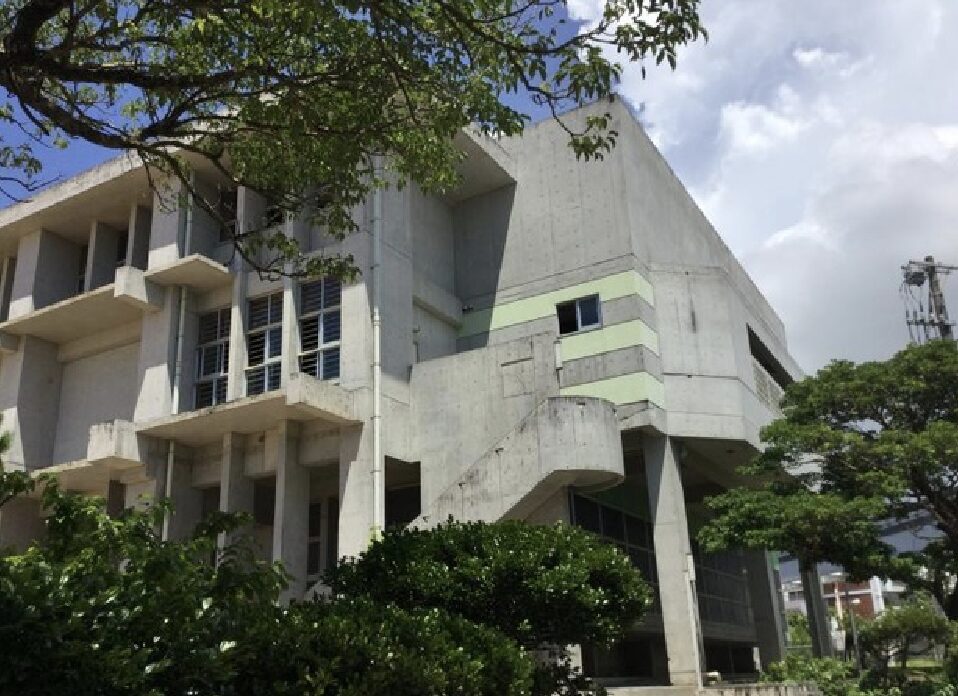首里中学校外観