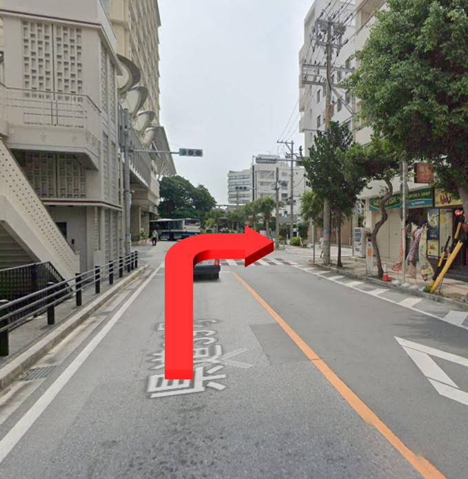 直進後、歩道橋のある交差点で右折