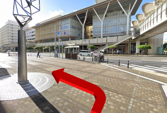 歩道橋のある道を左折、周辺の様子のストリートビュー