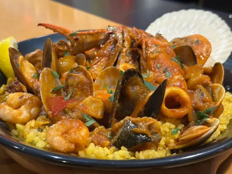 「fish tailパエリア」のメニュー画像(公式サイトより引用)