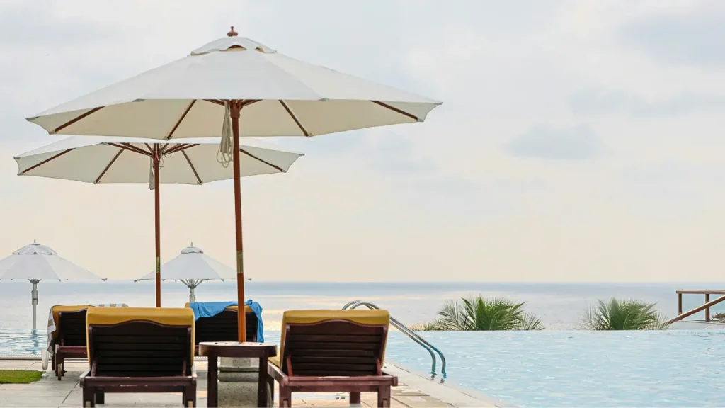 リゾートホテルの屋外プールイメージ画像