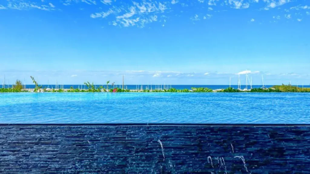 沖縄プリンスホテル オーシャンビューぎのわん 2階インフィニティプールからの眺め（公式サイトより引用）