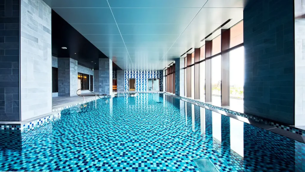 沖縄プリンスホテル オーシャンビューぎのわん 屋内バーデプール画像（公式サイトより引用）