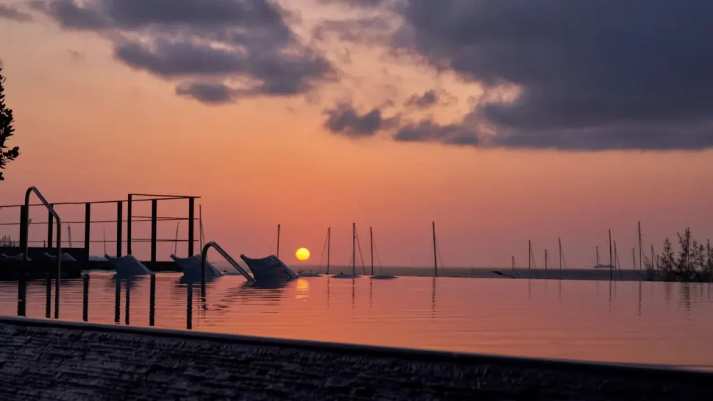 沖縄プリンスホテル オーシャンビューぎのわん 2階インフィニティプールのマジックアワー眺望（公式サイトより引用）