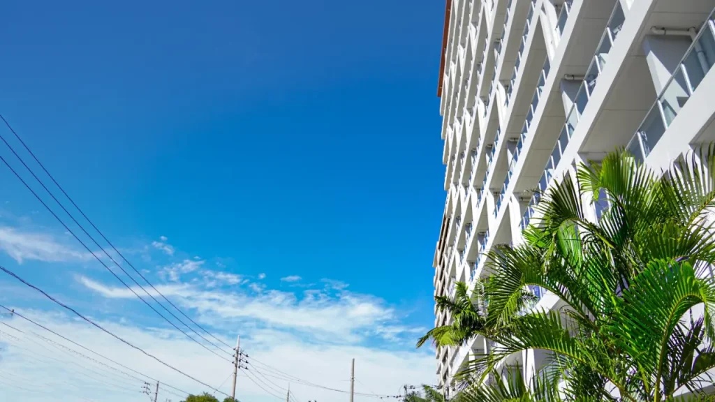 宜野湾市内のホテル外観イメージ