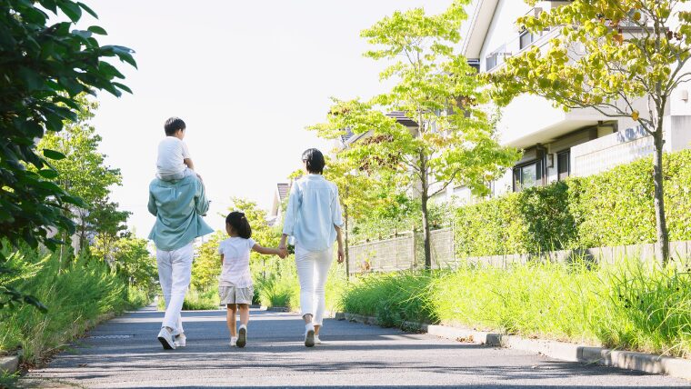 両親と子ども二人が歩く後ろ姿