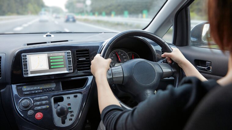 車のハンドルを握る女性
