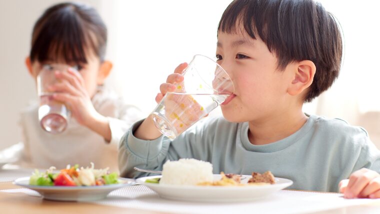食事をする子ども二人