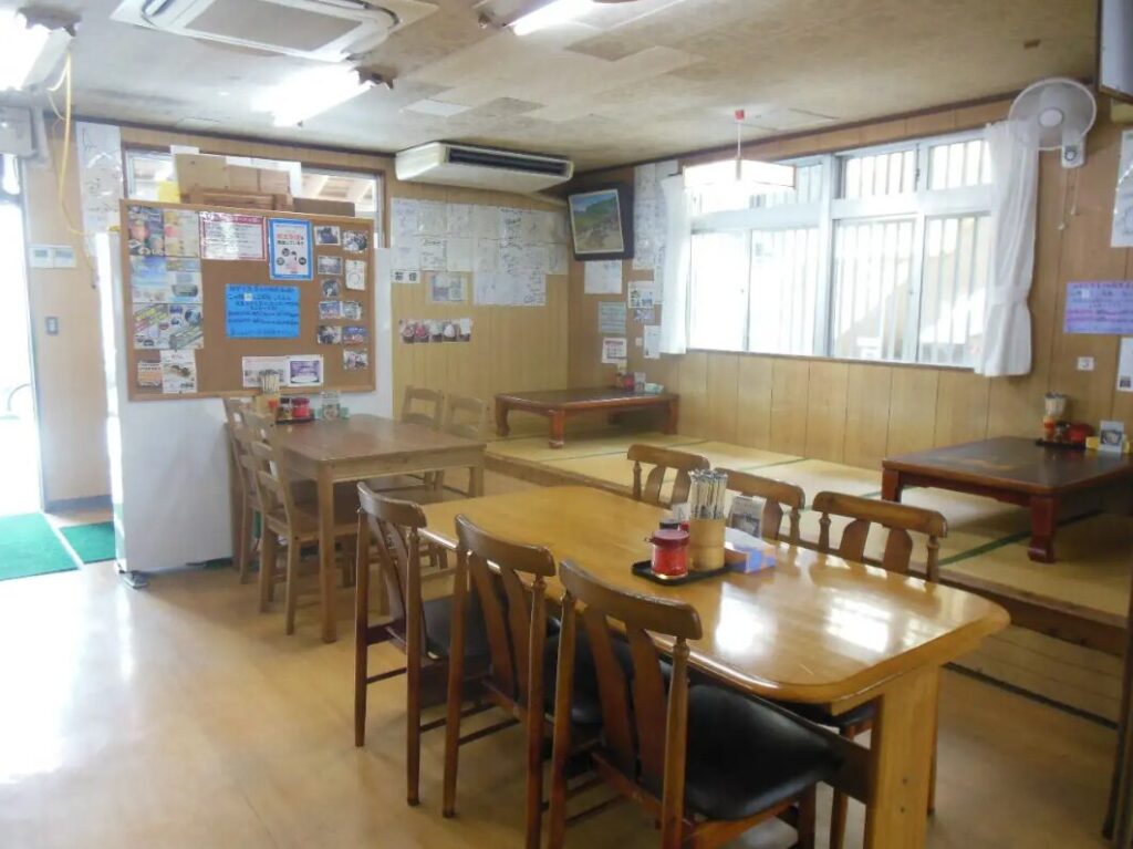 浜屋（はまや）の内観