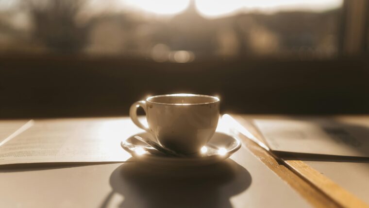 朝日を浴びているコーヒーカップ