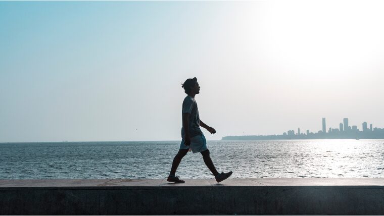 海辺を歩く少年