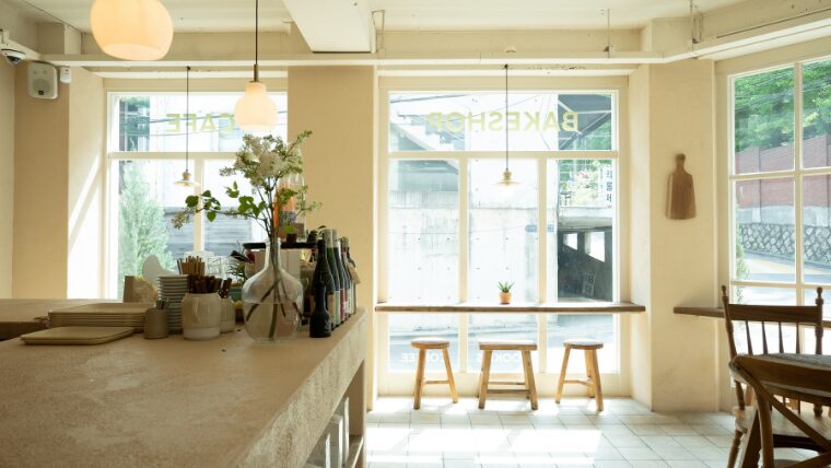 明るいカフェの店内