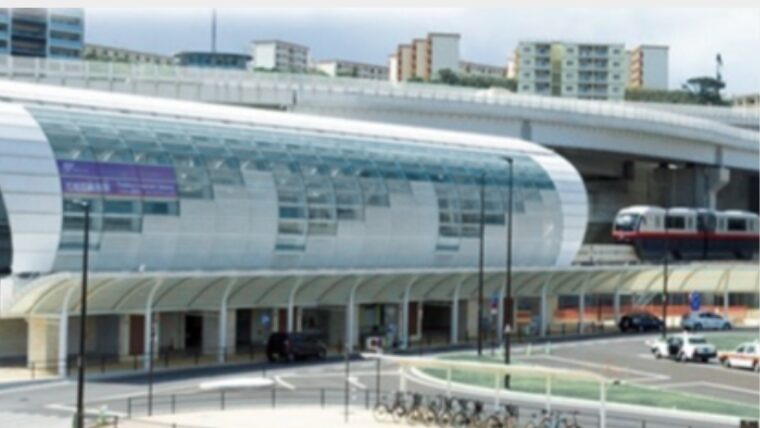 那覇空港駅にゆいレールが入ってくるところ。那覇空港外観の画像。