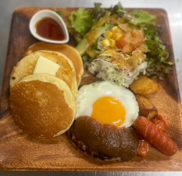 食べログより　ドライブインレストランハワイ パンケーキモーニングメニューの画像