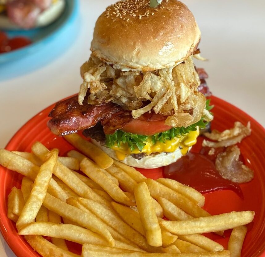キャプテンカンガルー（ハンバーガー店）のハンバーガーとフライドポテトのイメージ画像