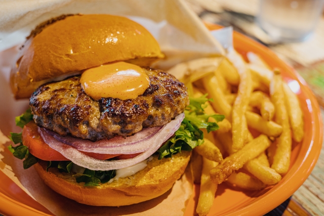 ハンバーガーとポテトフライのイメージ画像
