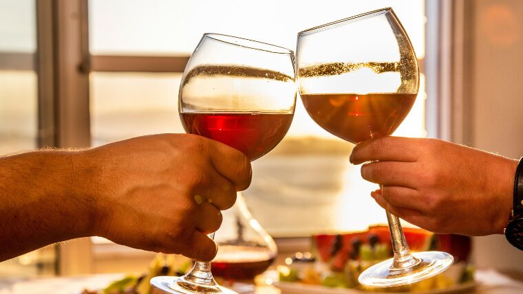 お酒で乾杯する男女の手