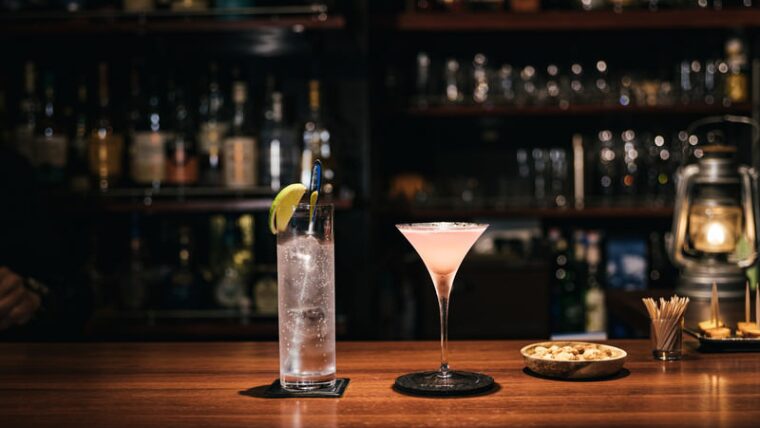 バーカウンターの上にカクテル二つとおつまみ