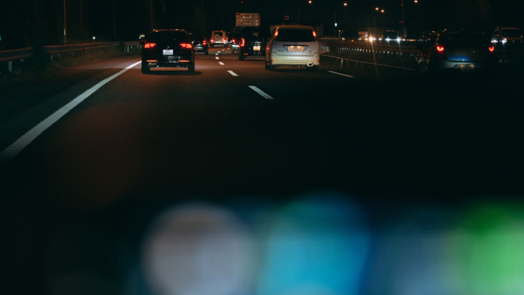 夜の道路を走る車