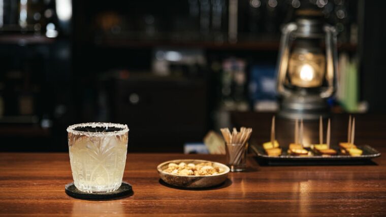 バーカウンターの上にカクテルとおつまみ
