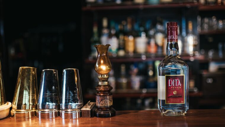 バーカウンターの上にシェーカーとお酒のボトル