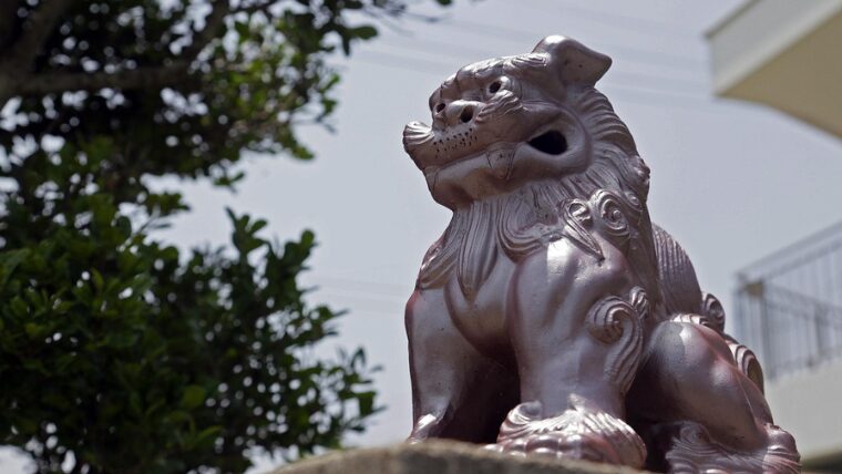 沖縄の象徴、シーサー像