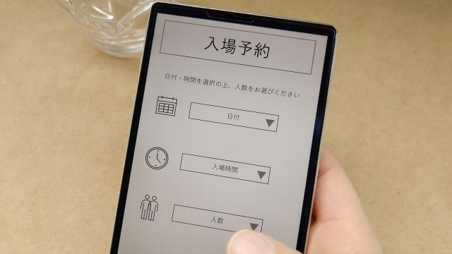スマホでチケットの予約をしているイメージ画像