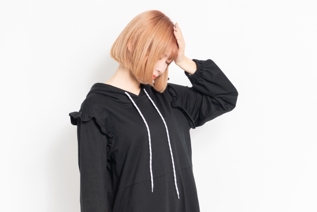 チケットを忘れて困っている女性のイメージ画像