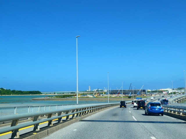 海沿いの高速道路のイメージ画像
