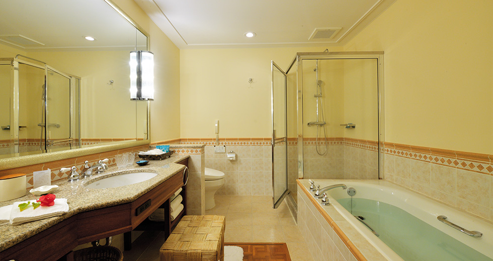 ザ・ブセナテラスバリアフリー客室手すり付きバスルーム高齢者対応設備