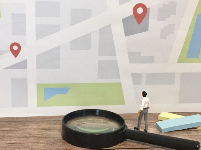 地図で行き方を確認しているイメージ画像