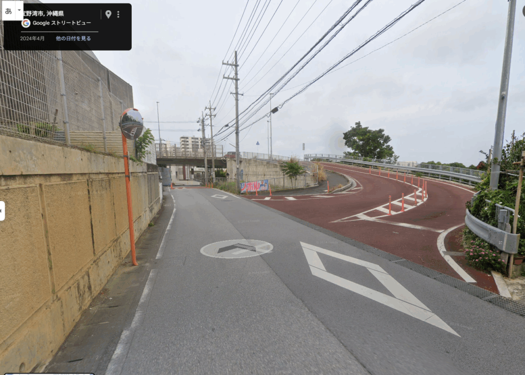 大山小学校裏門前（駐車場出入り口）交差点