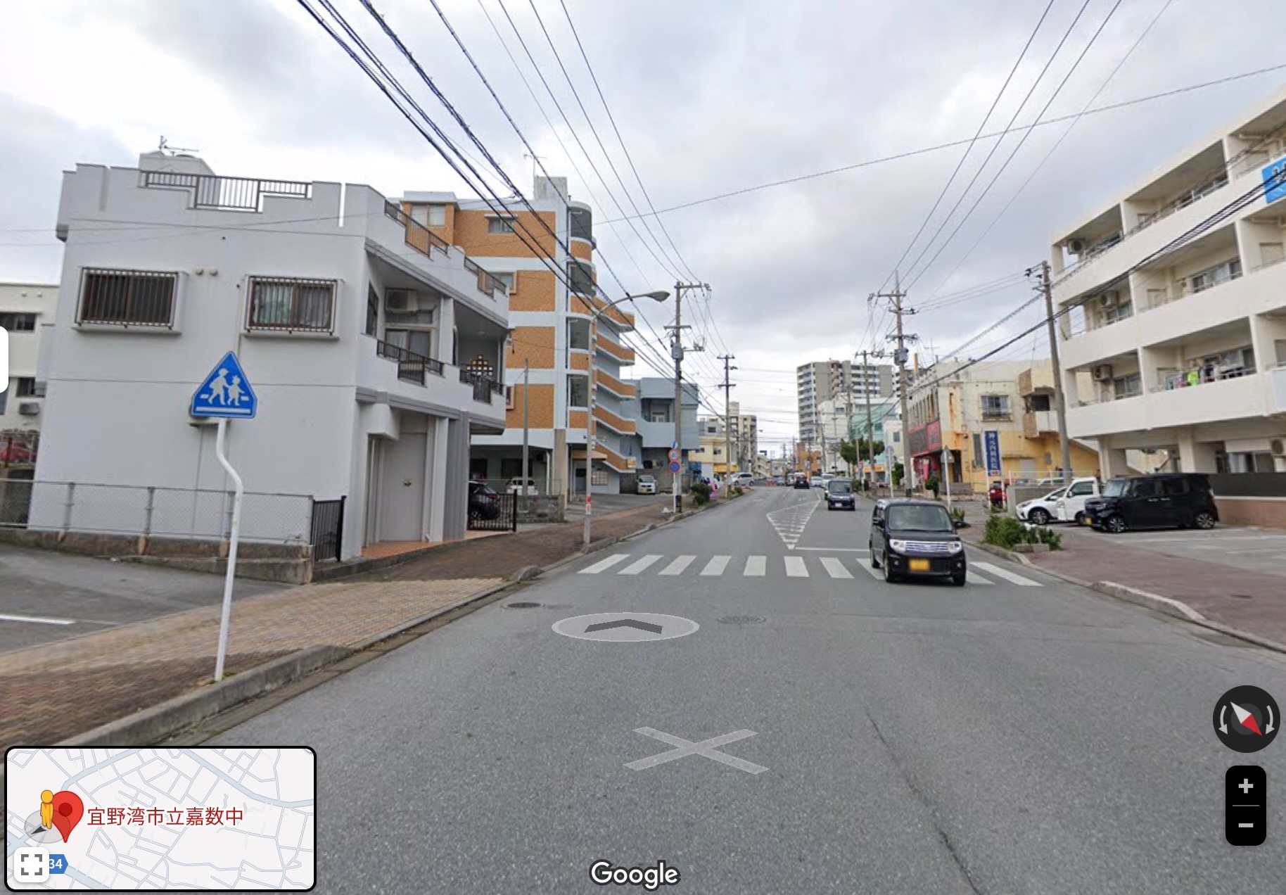 嘉数中学校校門前(横断歩道あり信号なし)
