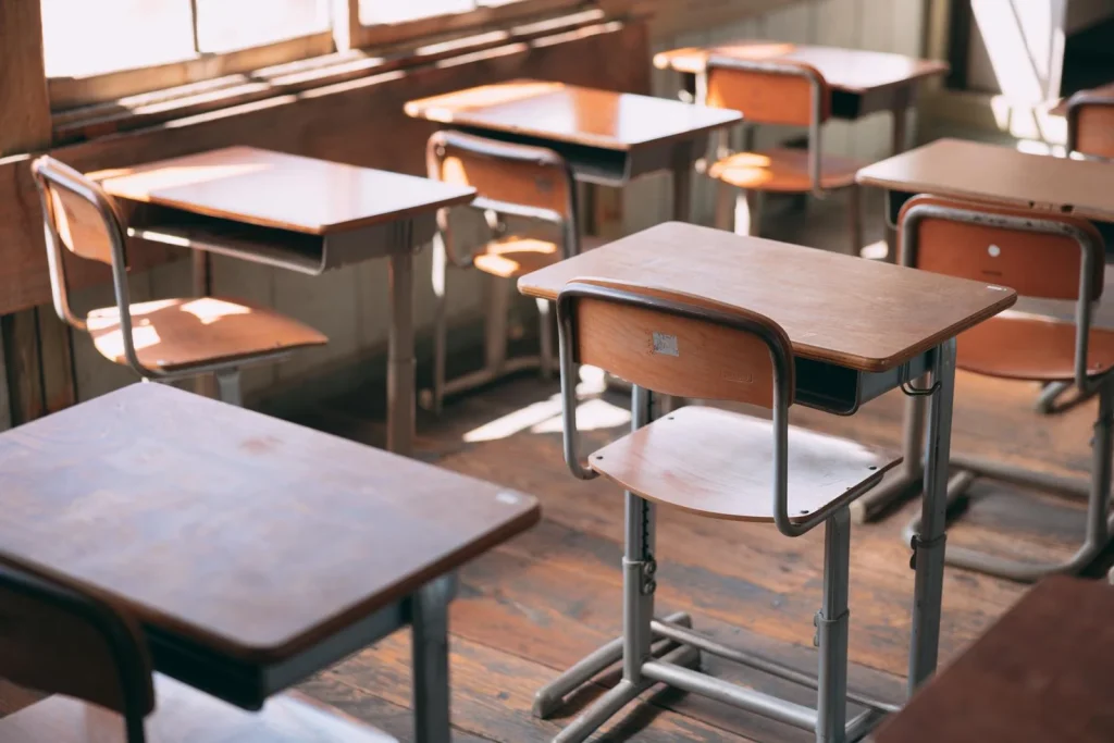 学習机といすが並んでいる学校のイメージ画像