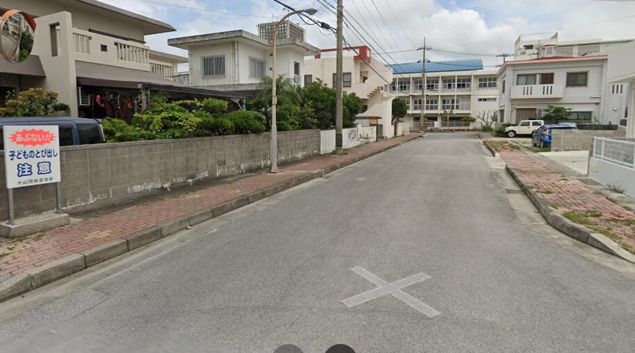 学校への道 信号はないが「こども飛び出し注意」の看板がある
