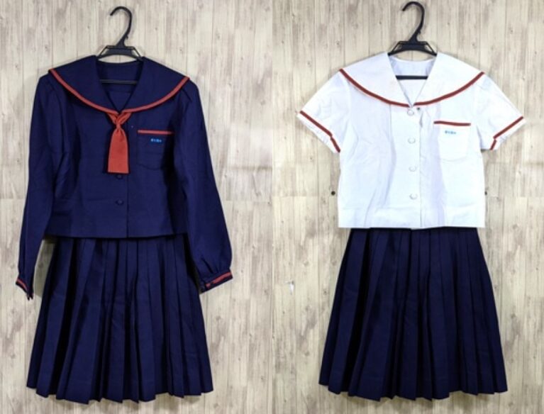 普天間中学校女子制服旧デザインの写真