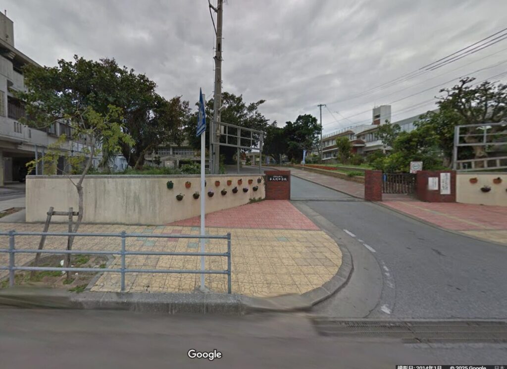 普天間中学校の正門前のストリートビュー