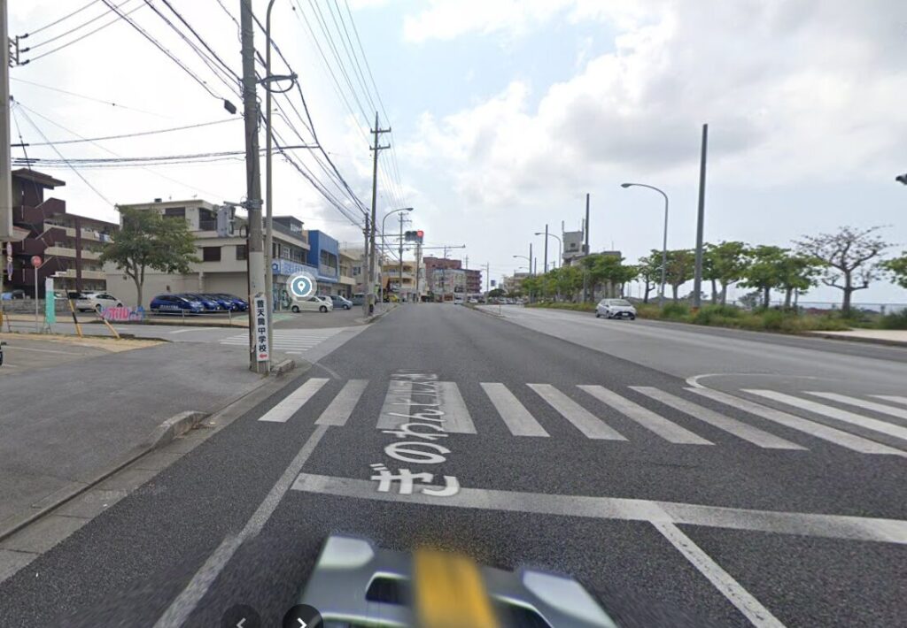 県道81号線から中学校に向かう道のストリートビュー