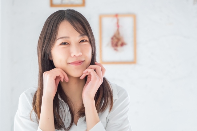 ちむどんどんな表情をする女性