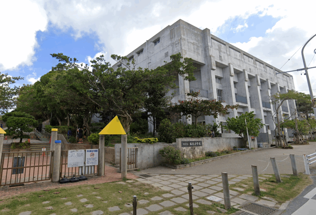 那覇市の城北小学校外観