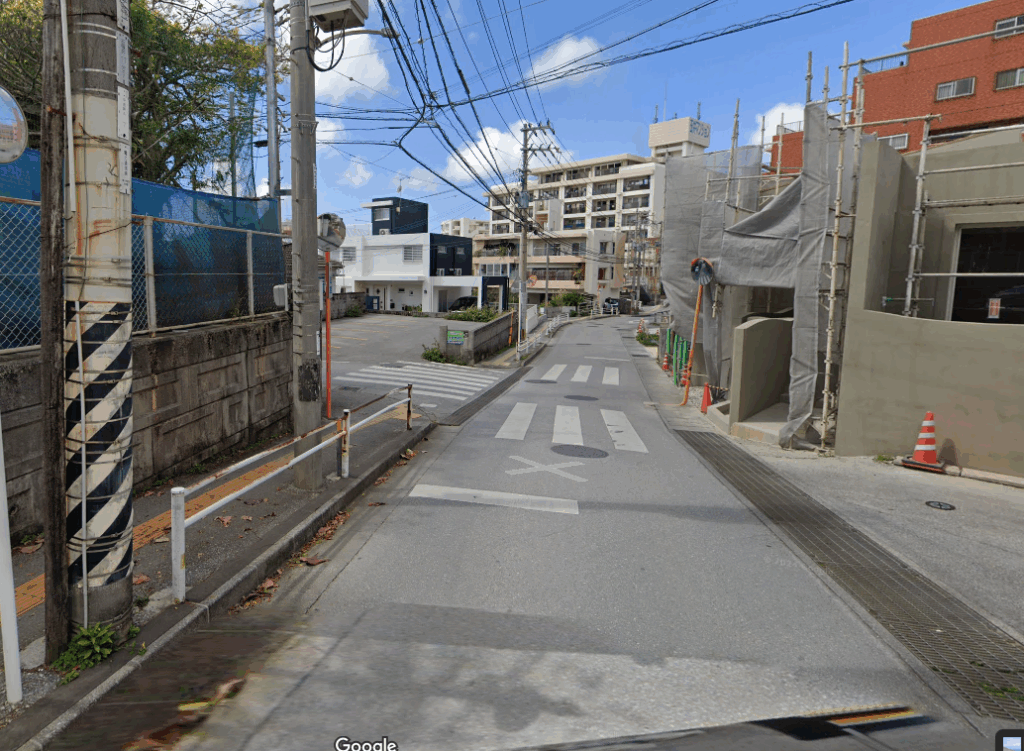 那覇市城北小学校北西側通学路(信号なし、横断歩道あり)