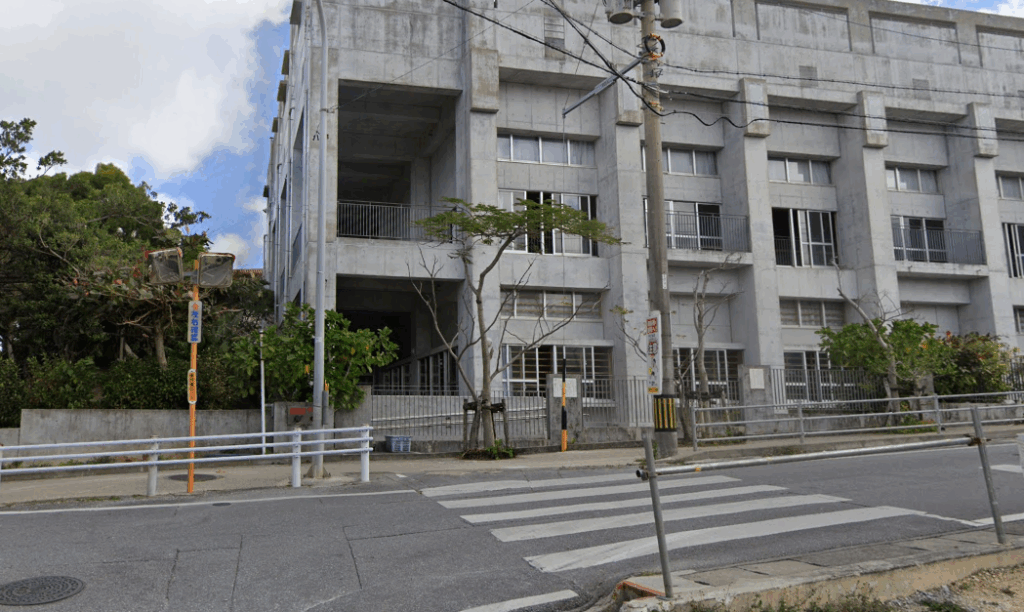 那覇市城北小学校正門前(横断歩道あり、信号なし)