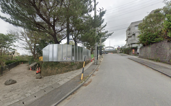 那覇市立城西小学校の正門前通学路(歩道あり)