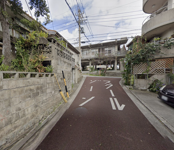 那覇市立城西小学校の北側通学路(歩道なし)