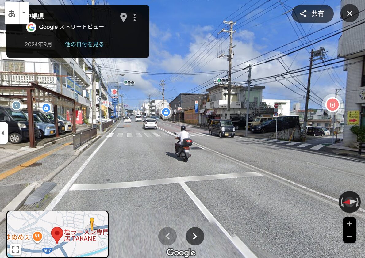 那覇市仲井真小学校の東側通学路の横断歩道(大通りには信号あり・脇道には信号無し)