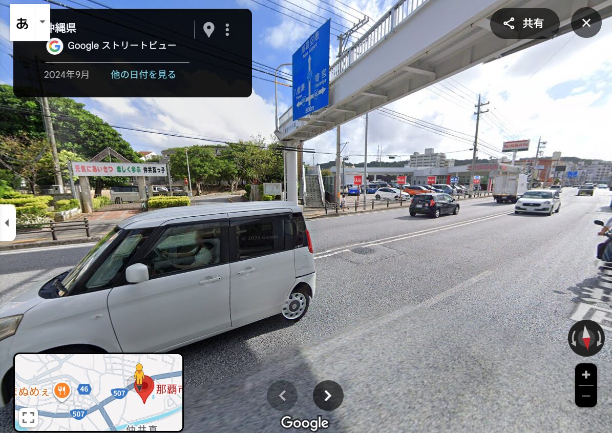 那覇市仲井真小学校の正門前通学路の大通り(信号横断歩道無し・歩道橋あり)