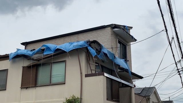 台風の被害にあった家のイメージ画像