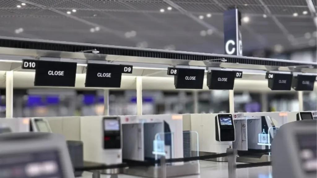 欠航で閉鎖する空港のイメージ