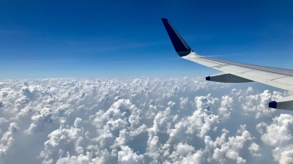 雲の上の飛行機イメージ