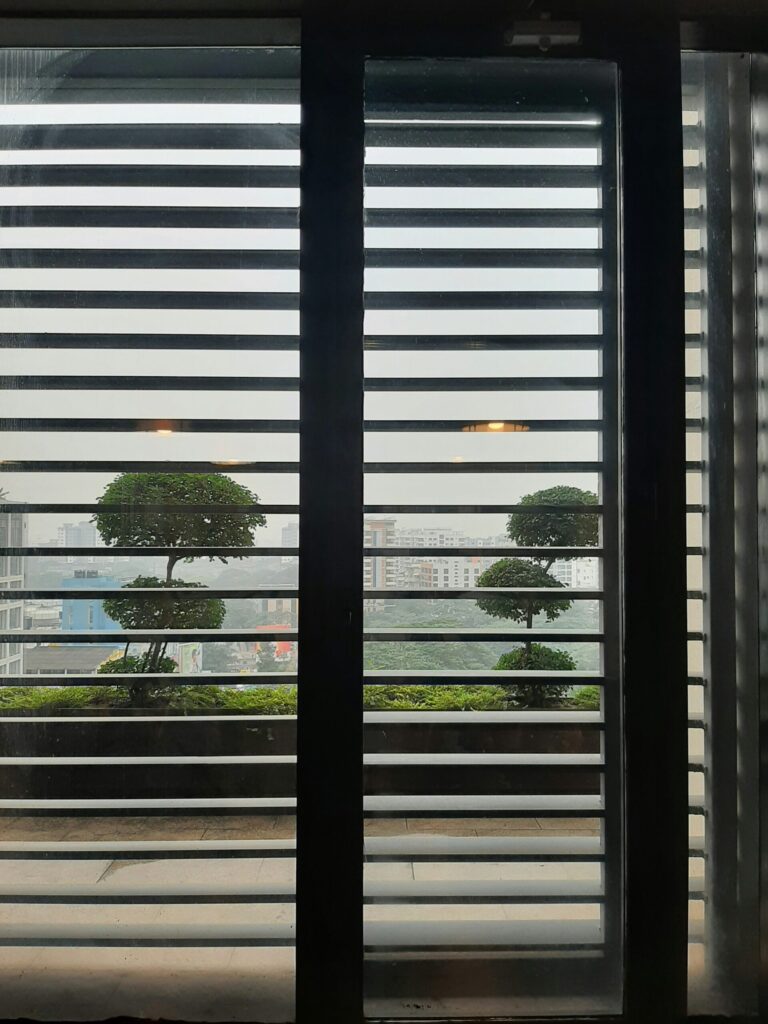 雨のホテル